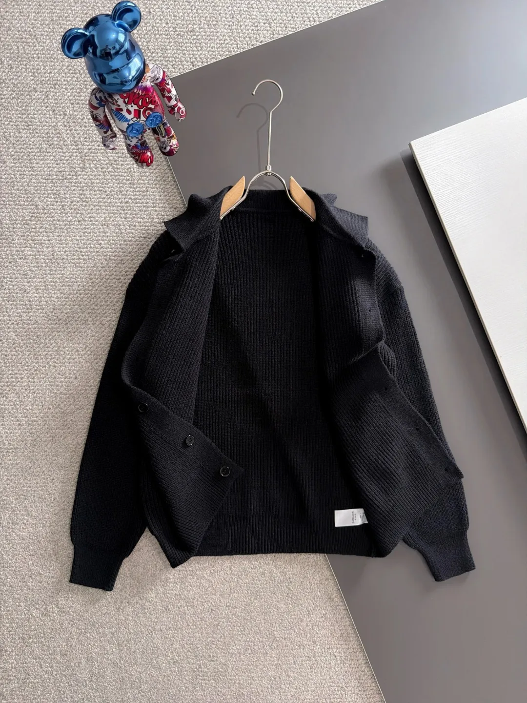 Next day shipment P225 Balenciaga 2026 Autumn and Winter latest sweater from official website, now on sale at counters simultaneously Hot Sale! Specially made of wool blended fabric. It feels comfortable and can be directly in contact with the skin. The logo badge is exquisitely embroidered, which is extremely eye-catching! The details highlight the fashionable charm of big brands. Exquisite workmanship. Three-dimensional cutting style. The wearing effect is invincible and handsome! All three standards are complete! Sizes:M-3XL